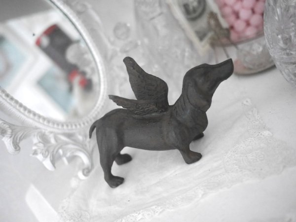 Järn hund med ängla vingar. Dekoration / prydnad inomhus som utomhus i yngre modell. Detalj full och väl designad.