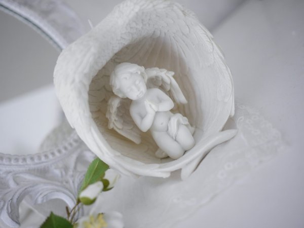 Annorlunda och vacker vit ljuslykta för värmeljus formad som ett ägg av vingar . Hållare för värmeljus upptill och dekorerad med