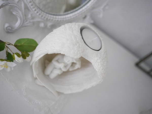 Annorlunda och vacker vit ljuslykta för värmeljus formad som ett ägg av vingar . Hållare för värmeljus upptill och dekorerad med