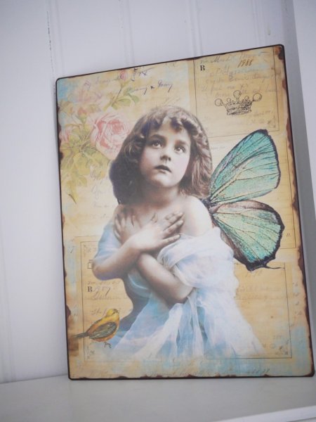 Vacker större plåt skylt med söt ängel flicka med fågel och rosa ros. I milda nyanser av bla Cream vitt och turkosa nyanser. Det