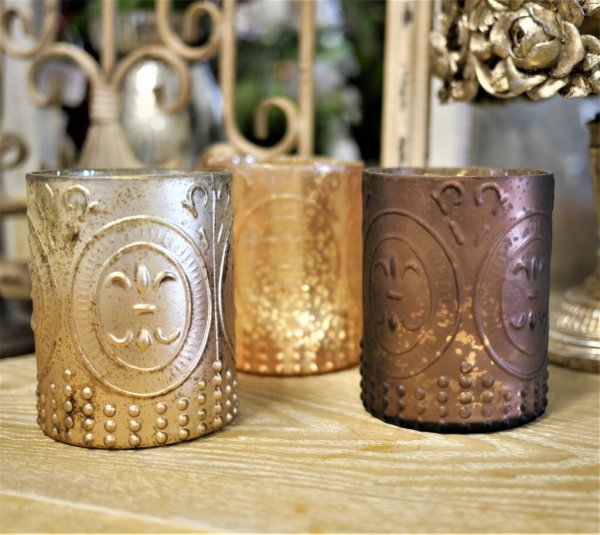 Vackert ljusglas i fattigmanssilver med en matt antik guld nyans på utsidan. Modellen är större och dekorerat med Fransk lilj