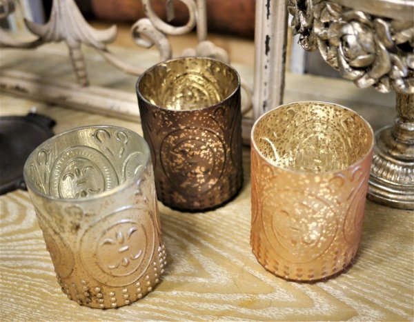 Vackert ljusglas i fattigmanssilver med en matt antik guld nyans på utsidan. Modellen är större och dekorerat med Fransk lilj