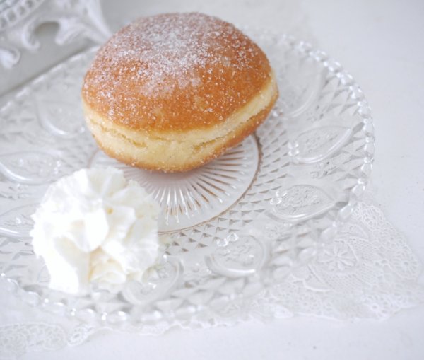 Vacker glas assiett / fat i gammeldags stil . Med mönster i glaset runt samt runt om på fatet. Lika passande till tårt kalaset s