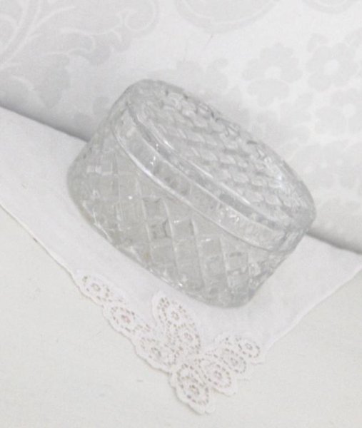 Oval dekorerad ask i glas med lock