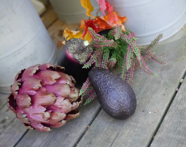 Aubergine konstgjord verklighetstrogen modell