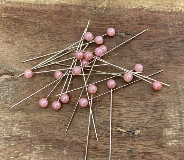 Ljusnål / dekorations nål med rund rosa pärla upptill, fin att sticka ner i en blommgrupp eller att sätta upp foton med. Finns