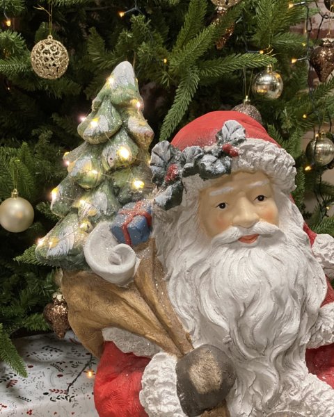 Stor vacker tomte med belysning. Klassisk tomte i vitt och rött med julklappssäck och gran. Dekorerad med lätt glitter likt fros