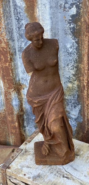 Venus figur i rost. Vacker kvinnlig staty att dekorera med. Rost ruffig i bruna nyanser. Varje figur är unik och ingen exakt de