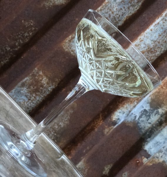 Vackra cocktail / prosecco glas på fot. Med hög fot och dekorerad vid kupa. Säljes i pack om fyra stycken och passar lika bra t