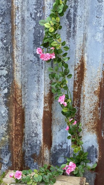 Ros girlang att dekorera, pynta, pyssla och duka med tex. I tät modell med många gröna blad och mindre rosa rosor. Välarbetad oc