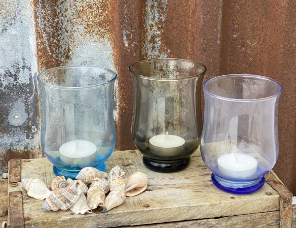 Ljuslykta stormlykta / vas i glas. I modell med liten låg fot nertill och vid hög kupa. Finns i tre olika modeller. -Blå -Turkos