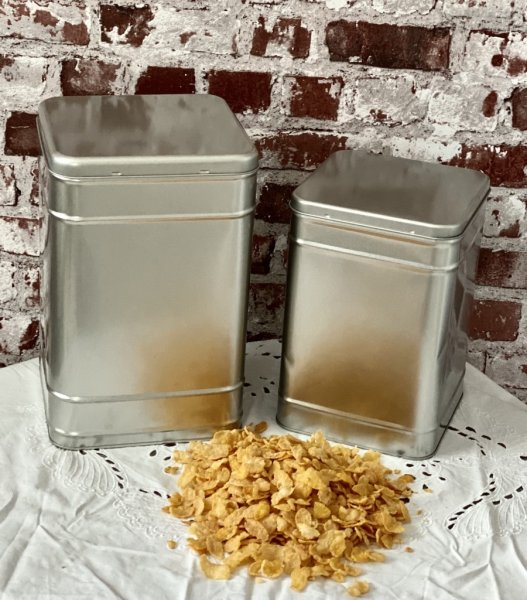 Zink burk med lock. För praktisk och vacker förvaring i hemmet all rum. Finns i två storlekar -Större 2kg -Mindre 1kg Blank fin