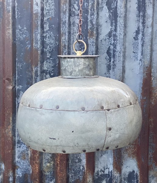 Taklampa i industri stil. Ruffig i plåt med fabriks slitna och nötta inslag. Går i en zink grå nyans med rundad bullig skärm .