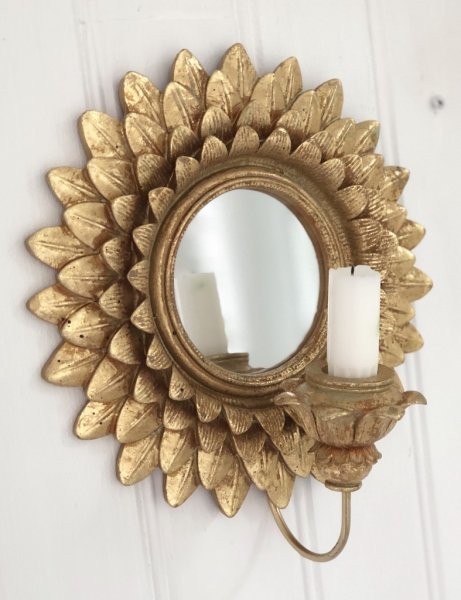 Vacker vägg ljusstake spegel lampett  i guld . Rund i modellen blad formad likt en blomma rund spegel med hållare för ljus mitt