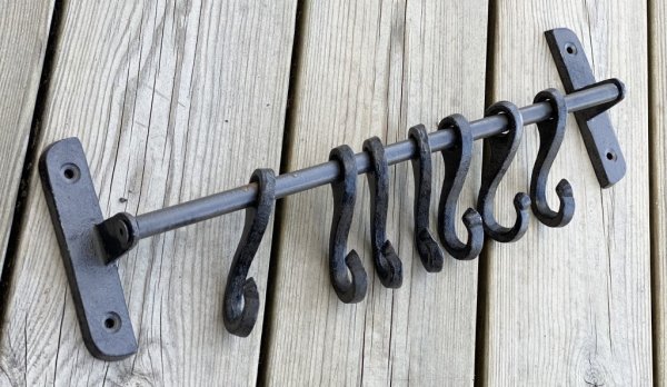 Hängare / stång med krokar i järn. Vacker och praktisk förvaring som passar både inomhus och utomhus i växthuset tex. Stången ha