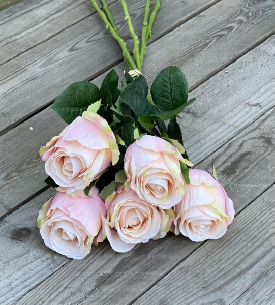 Vacker verklighetstrogen konstgjord blombukett med rosa rosor i vackert verklighetstrogen kvalité. Buketten är virad med band v