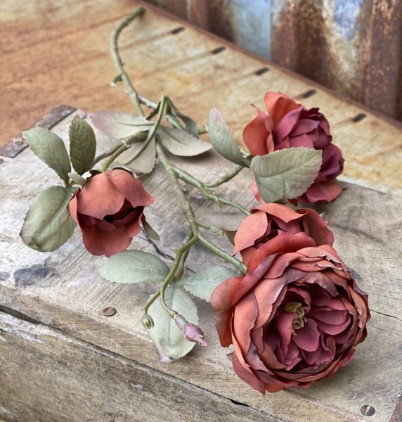 Vacker konstgjord torkad ros med flera blommor i mjuka nyanser. Finns i två modeller -Röd -Beige Stilfull och elegant i välarbet