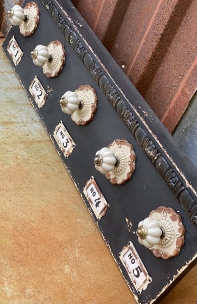 Elegant hängare i antik gammal modell då delar är återvunnet av tillverkaren och nya detaljer har tillkommit. Svart ruffig i nya