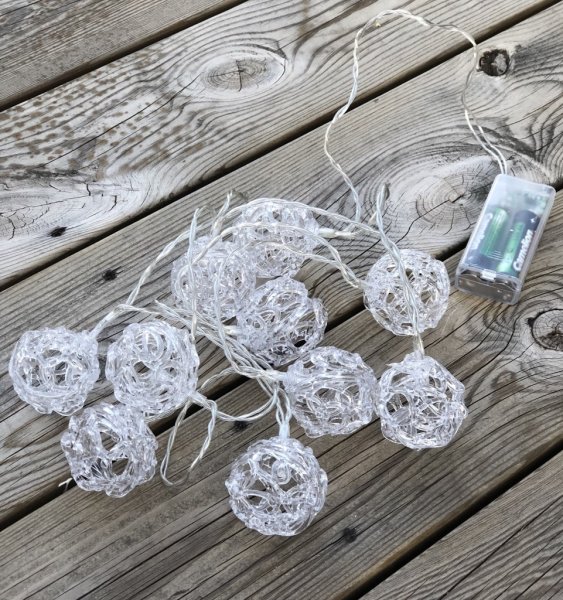 Timer slinga ledslinga /ljusslinga med stora snöbollar vita/genomskinliga lätt gnistrande. Slingan är på meter och har 20 lampo