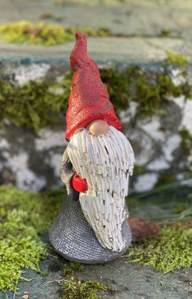 Tomte Arvid med långt skägg grå kläder och röd luva. Detalj fulla och välarbetade med detaljer runt om. Mäter 7*7*18cm