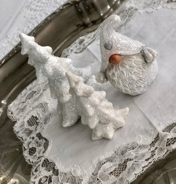 Vacker vit vinter gran med snö/frost kristaller och lätt is täcke i mindre modell. Detalj full och välarbetad med grenar i olika