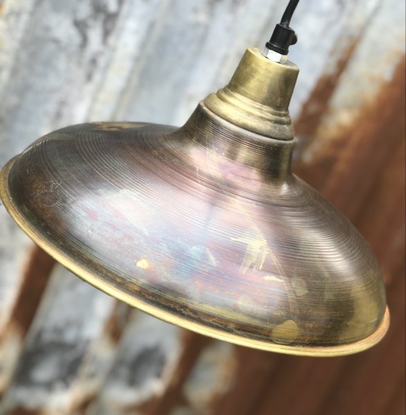 Vacker taklampa i industri stil. Vid skärm i gammeldags modell. Tillverkad i plåt och går i en antik guld färgad nyans med fabri