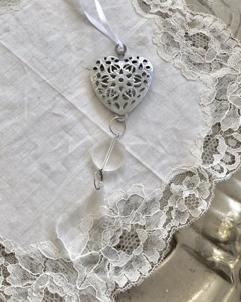 Silverfärgad metall gran / julgran med orientaliskt mönster och en prisma under. Att hänga och dekorera med. Vitt band upptill.