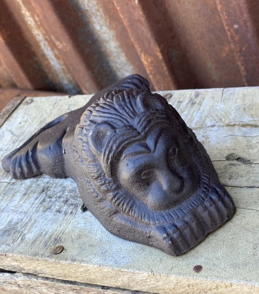 Dörrstopp lejon i järn. Detaljrik söt modell formad som ett lejon som ligger platt. I tyngre modell. Längd: ca 18cm Bredd: 11cm
