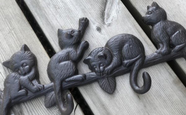 Fin och söt krok/hängare med katter i järn. Går i en mörkt brun nyans med fina detaljer och krokarna är katternas svansar. I tyn