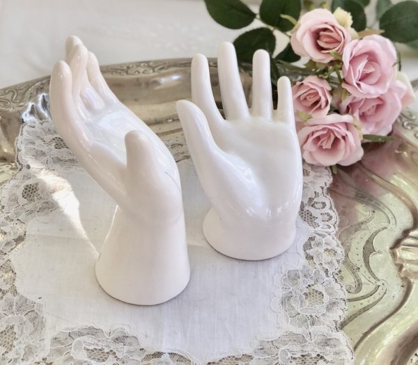 Vit hand i porslin att dekorera med, ha smycken eller liknannde på. I verklighetstrogen design. Finns i två modeller -Högre -Läg