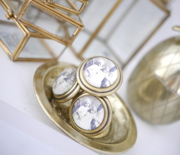 Vacker och annorlunda knopp med guld/koppar färgad metall stomme i gammeldags design. Dekorerad med rundad glas topp framtill me