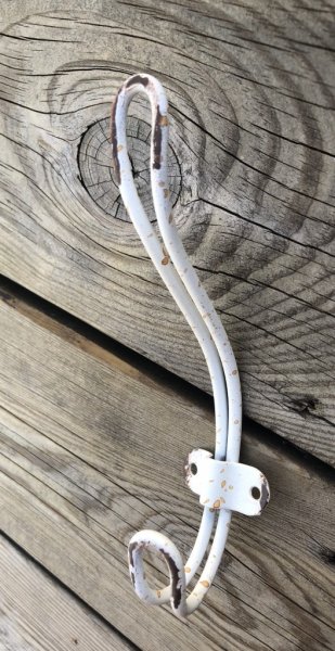 Ruffig krok/hängare i cream vitt med fabriks skavda ruffiga inslag. Tillverkad i metall/järn. Mäter 13*9cm