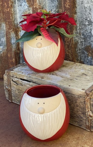 Söt tomte kruka Sven i skål modell. Går i vita och röda nyanser och passar lika bra till blommor som att lägga julgodis i. Tillv