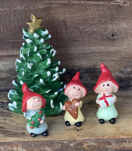 Grön gran i mindre modell. Att dekorera med i små vinterlandskap eller jul byar tex. Passande till våra små tomte och nisse figu