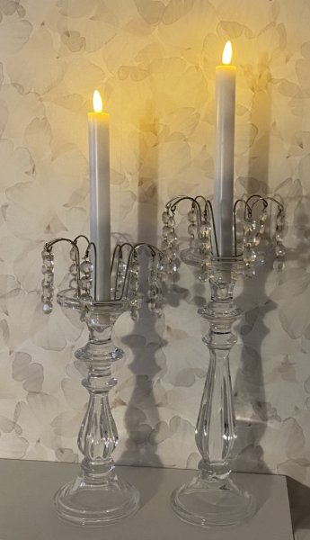 Vita LED timer ljus / antikljus med klart kallare sken/ljus. Säljes i pack om två ljus. Drivs av två AA batteri (ingå ej). Ger e