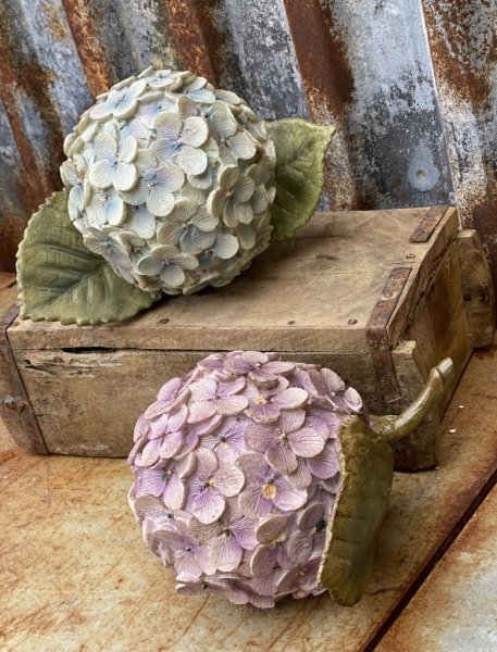 Hortensia konstgjord dekoration i vacker modell. Tillverkad av polyamid plast blandat material. Finns i två nyanser -Lila -Blå I