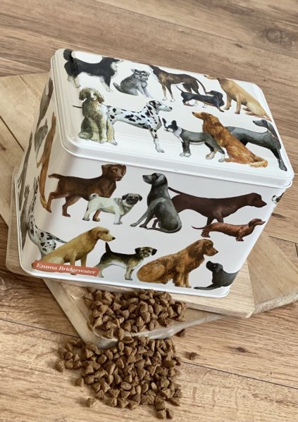 Vacker plåtburk med motiv av hundar på alla sidor. Beige botten nyans och modell med lock. Praktisk att förvara hund godis, hund