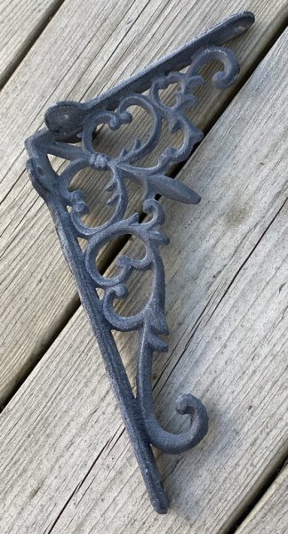Antik zink grå större konsol till tex hylla i smide med detaljrikt mönster. Går i en grå nyans med lite ruffig i ytan och lätta