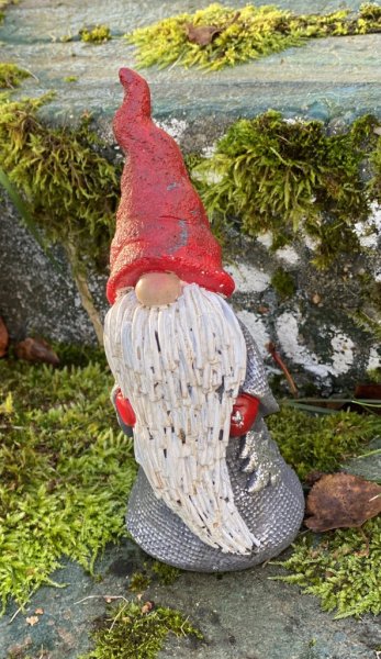 Tomte Arvid med långt skägg grå kläder och röd luva. Detalj fulla och välarbetade med detaljer runt om. Mäter 7*7*18cm