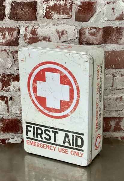 Praktisk och snygg förbandslåda / medicinlåda First Aid med ledat lock. Tillverkad i metall/plåt med 3D text och tryck. Höjd: