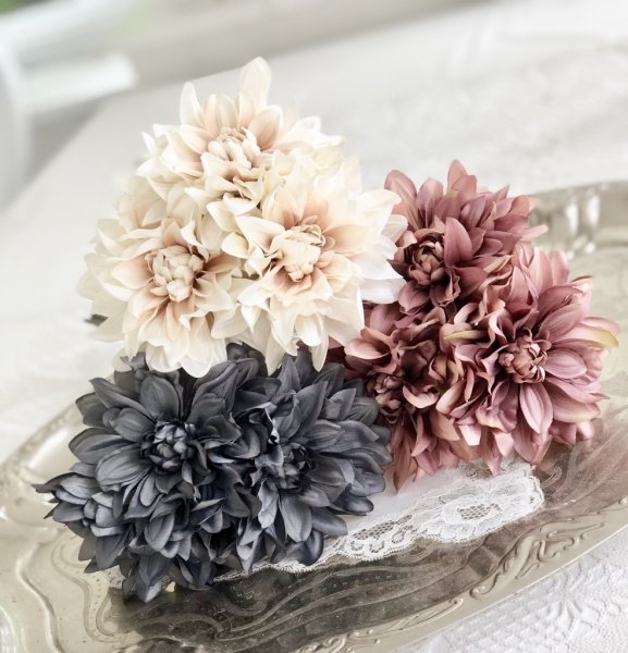 Vacker Dahlia bukett om tre stycken blommor i tre olika dova vackra nyanser. -Mörk Blå -Gammelrosa -Creme Vitt Vackra verklighet