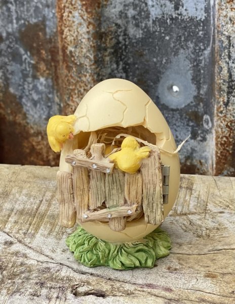 Öppningsbart ägg hus med kycklingar. en rolig dekoration med öppningsbart grin så man kan titta in i ägghuset. Detaljrik och väl