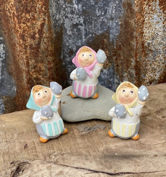 Liten påskkärring med ägg i mjuka pastell nyanser. Att dekorera med. Finns i tre olika nyanser -Rosa -Gul -Turkos Detalj fulla o