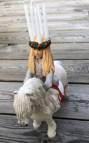 Ridande lucia med ljus i håret att dekorera med. Designad av Erkers Marie Persson Leksand. Unik i sin stil och modell. Ett Sven