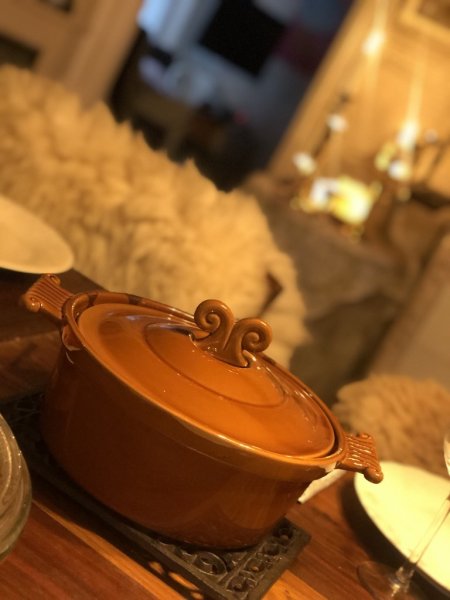 Vacker och praktisk gryta CHEF från Miljögården. Går i en höst orange nyans och har handtag på sidorna samt lock. Finns i tre st
