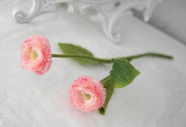 Tusensköna vacker konstblomma med gröna blad. Finns i tre olika nyanser
