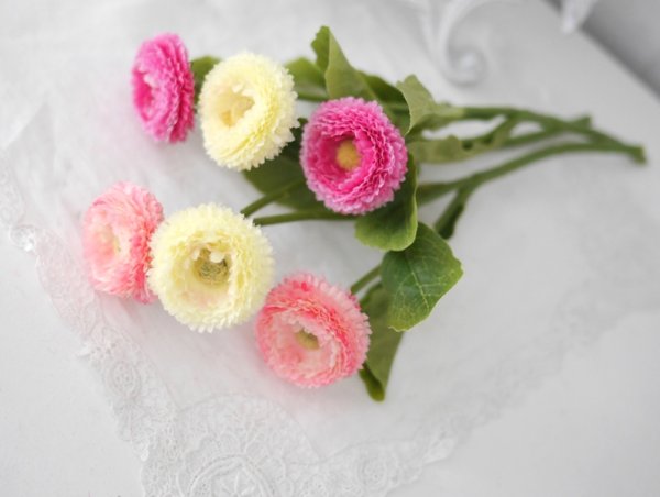 Tusensköna vacker konstblomma med gröna blad. Finns i tre olika nyanser