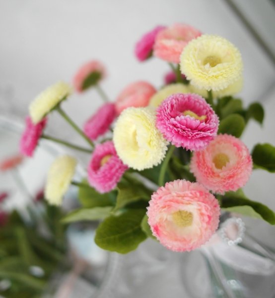 Tusensköna vacker konstblomma med gröna blad. Finns i tre olika nyanser