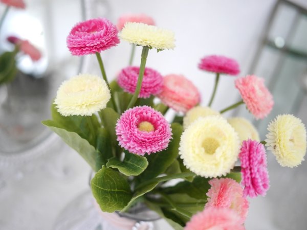 Tusensköna vacker konstblomma med gröna blad. Finns i tre olika nyanser