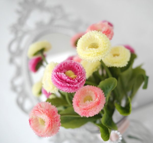 Tusensköna vacker konstblomma med gröna blad. Finns i tre olika nyanser
